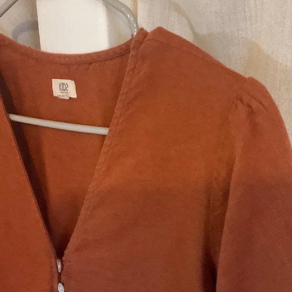 Rust Tie-Front V-Neck Button Crop Top - Picture 5 of 6